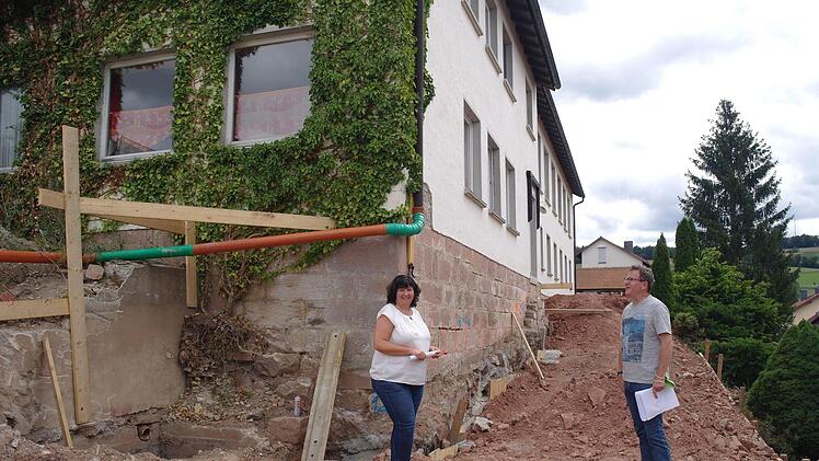 Bürgermeisterin Katja Habersack und Architekt Ulrich Dölker stehen in regelmäßigem Kontakt bezüglich der Bauarbeiten rund um das Josefsheim.  Foto: Stephanie Elm