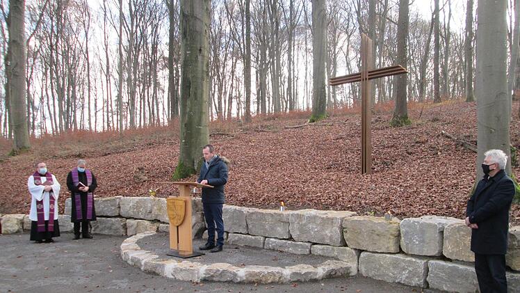 Bürgermeister René Gerner (Mitte) übergab den Neuen Waldfriedhof gemeinsam mit den Pfarrern Norbert Wahler (linkss) und Altbürgermeister Peter Hart (rechts) seiner Bestimmung. Winfried Ehling