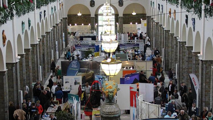 Blick auf die Aussteller der Bad Kissinger Gesundheitstage in der Wandelhalle. Die Messe verzeichnete in normalen Jahren fünfstellige Besucherzahlen.