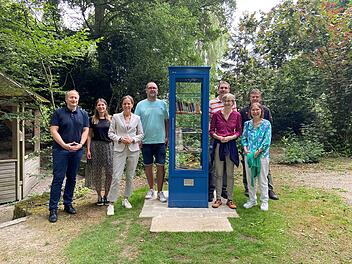 Hof: Neuer Kinderb&uuml;cherschrank aufgestellt - B&uuml;cher tauschen, ausleihen und mitnehmen