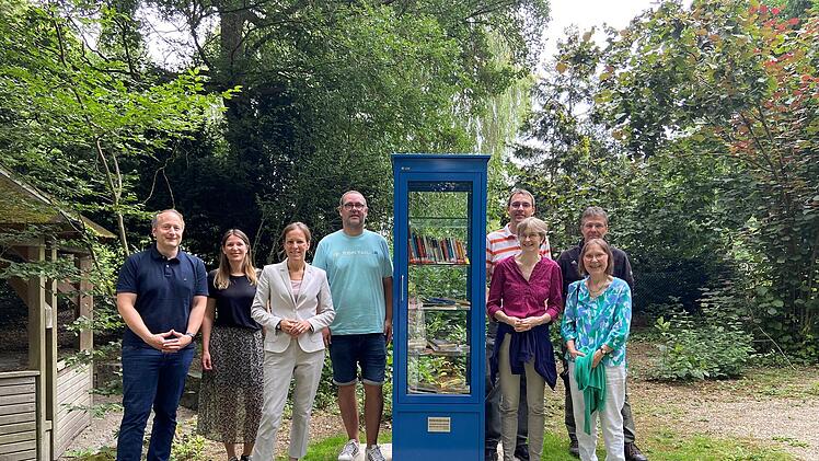 Hof: Neuer Kinderb&uuml;cherschrank aufgestellt - B&uuml;cher tauschen, ausleihen und mitnehmen