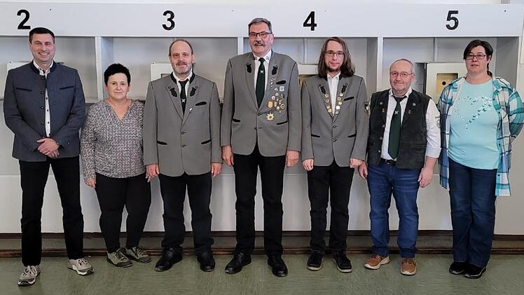 Unser Bild zeigt den neuen Vorstand der Sch&uuml;tzengesellschaft Marktleugast mit (von links) dem neuen Schriftf&uuml;hrer Marc Hartenberger, Kassiererin Sonja Kutnar, 1. Vorsitzenden Oliver Kutnar, 1. Sch&uuml;tzenmeister Egon Barth, 2. Sch&uuml;tzenmeister Felix K...