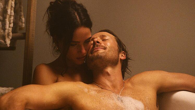 Philosophielehrer und Aushilfs-Undercovercop Gary (Glen Powell) schlittert immer tiefer in eine verh&auml;ngnisvolle Aff&auml;re mit Madison (Adria Arjona).