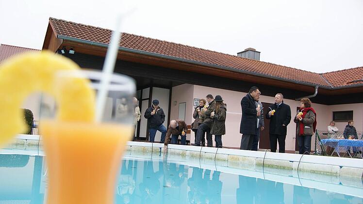 Schwimmbadparty im November: Vertreter der Gemeinde und des Landkreises feiern den offiziellen  Beginn  des Naturbad-Projekts. Foto: Arkadius Guzy