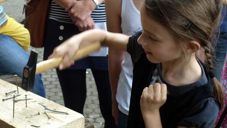 Sie traf "den Nagel auf den Kopf" - Vivian Renk am Nagelbalken. Foto: Susanne Deuerling