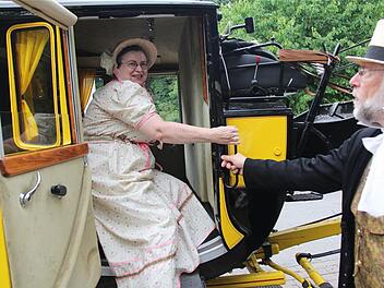 Das Ehepaar Radehose aus Berlin liebt historische Kleider und zählt zu den Stammgästen des Rakoczy-Fests. Unser Bild zeigt sie bei einem Besuch in Aschach. Fotos: Gerd Schaar