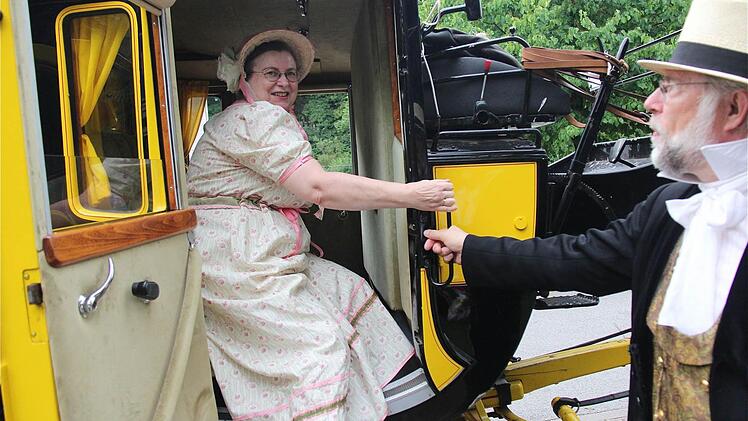 Das Ehepaar Radehose aus Berlin liebt historische Kleider und zählt zu den Stammgästen des Rakoczy-Fests. Unser Bild zeigt sie bei einem Besuch in Aschach. Fotos: Gerd Schaar