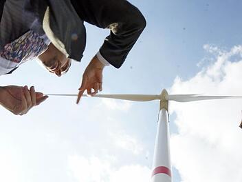 Der amerikanische Generalkonsul in München, William E. Moeller, (links) an der Gauaschacher Windkraftanlage. Fotos: Arkadius Guzy