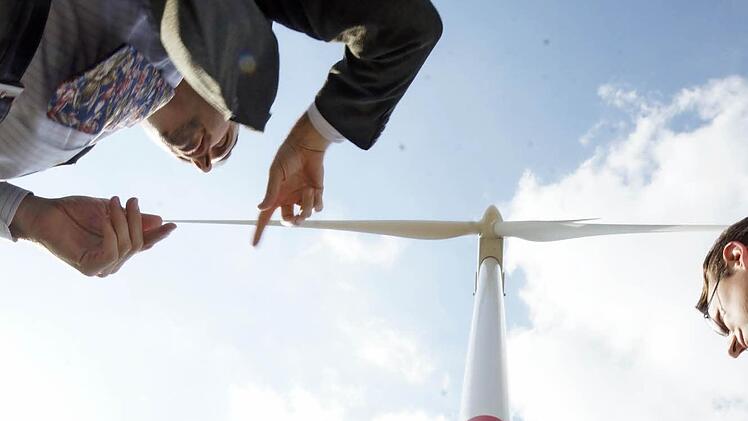 Der amerikanische Generalkonsul in München, William E. Moeller, (links) an der Gauaschacher Windkraftanlage. Fotos: Arkadius Guzy