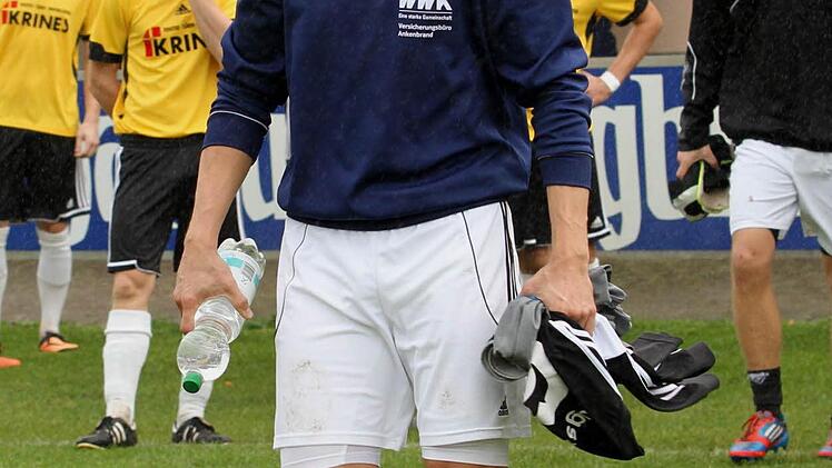 Torjäger Thorsten Schlereth, der hier zur Ersatzbank läuft, fehlte den Augsfeldern anfangs schon sehr.