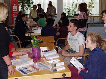 Frederic Seufert (Mitte) interessiert sich beim "Speed Dating" für Gesundheitsberufe. Foto: Klaus Werner