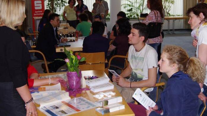 Frederic Seufert (Mitte) interessiert sich beim "Speed Dating" für Gesundheitsberufe. Foto: Klaus Werner