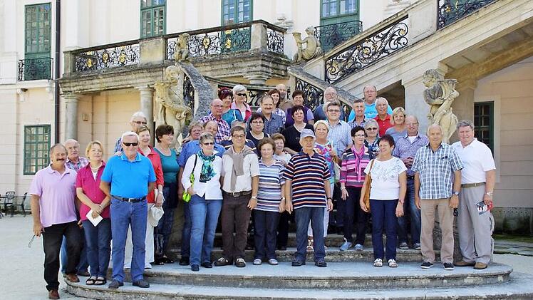 Die illustre Reisegesellschaft aus Oberfranken vor dem Schloss Esterhaza im ungarischen Fertöd. Mit im Bild der Organisator Manfred Huhs (rechts) sowie Marktleugasts zweiter Bürgermeister Reiner Meisel (hinten links).  Fotos: privat