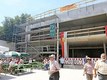 Im Sommer 2014 wurde bei der Marktscheune das Richtfest gefeiert. Im Hallstadter Haushalt 2015 ist das Gebäude mit rund fünf Millionen Euro noch einmal der größe Investitionsposten. Foto: Archiv/Barbara Herbst