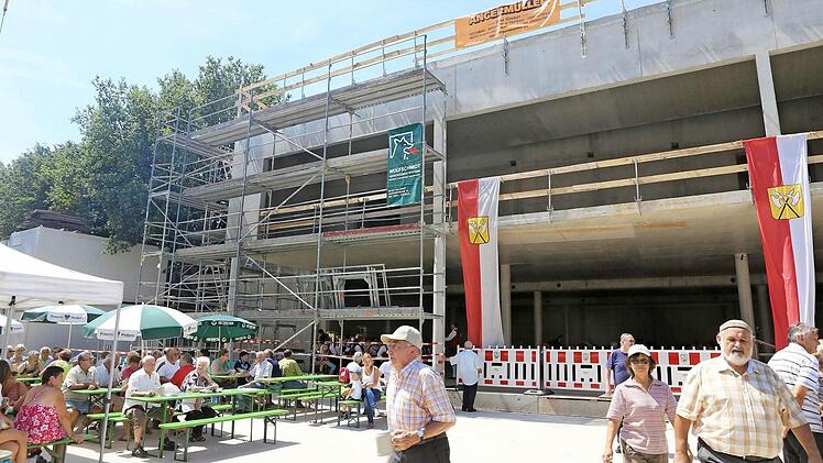 Im Sommer 2014 wurde bei der Marktscheune das Richtfest gefeiert. Im Hallstadter Haushalt 2015 ist das Gebäude mit rund fünf Millionen Euro noch einmal der größe Investitionsposten. Foto: Archiv/Barbara Herbst