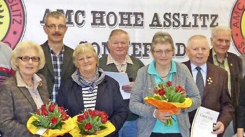 Blumen, Ehrennadeln und Urkunden lagen für die Jubilare bereit (von links): Michael Göllner, Anneliese Marr, Thomas Heisig, Jutta Fischer, die gesondert geehrt wurde, Günter Möller, Rita Ernst, Otto Möller, Dieter Büchner, Dieter Hummel und Katharina Greiner. Fotos: Klaus Oelzner