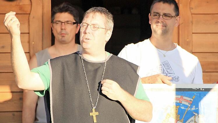 Markus Gernert als Propst Eberhard sowie Michael Schnapp (rechts) als Bürgermeister und Harry Jörig (links) als einer der Wachsoldaten.