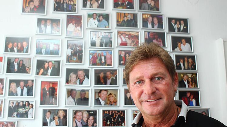 Rainer Ludwig vor zahlreichen Erinnerungsfotos mit vielen Stars. Foto: Jürgen Gärtner