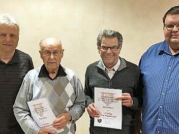 Ehrungen bei den Reichenbacher Teutonen: Klaus Katzenberger (l.) und Andreas Trägner (r.) zeichnen Anton Back (Zweiter von links) und Alfred Bötsch für 75-jährige und 65-jährige Mitgliedschaft aus. Foto: Balthasar