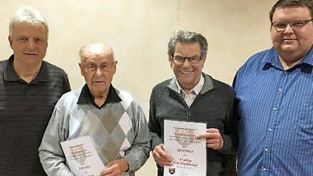 Ehrungen bei den Reichenbacher Teutonen: Klaus Katzenberger (l.) und Andreas Trägner (r.) zeichnen Anton Back (Zweiter von links) und Alfred Bötsch für 75-jährige und 65-jährige Mitgliedschaft aus. Foto: Balthasar