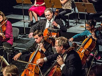 Junge Talente aus der Region und Profis des Philharmonischen Orchester musizierten zusammen beim "Concert for Kids" unter Leitung von Dominik Tremel im Landestheater Coburg. Foto: Jochen Berger