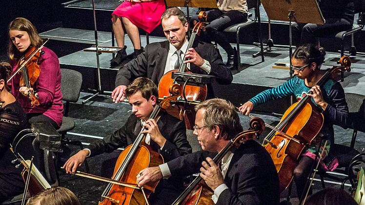 Junge Talente aus der Region und Profis des Philharmonischen Orchester musizierten zusammen beim "Concert for Kids" unter Leitung von Dominik Tremel im Landestheater Coburg. Foto: Jochen Berger