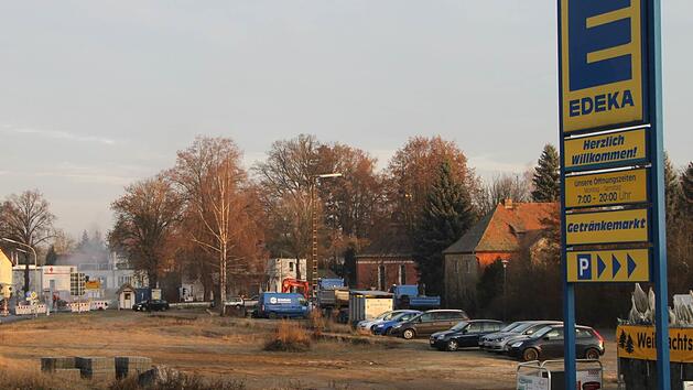 Edeka wechselt die Stra&szlig;enseite. Der Discounter will den jetzigen Standort in der B&uuml;rgermeister-Kleinlein-Stra&szlig;e verlassen und in einen Neubau auf dem fr&uuml;heren Bahnhofsgel&auml;nde (im Hintergrund) ziehen. Foto: Alexander Hartmann