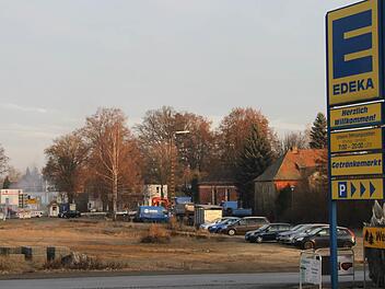Edeka wechselt die Straßenseite. Der Discounter will den jetzigen Standort in der Bürgermeister-Kleinlein-Straße verlassen und in einen Neubau auf dem früheren Bahnhofsgelände (im Hintergrund) ziehen. Foto: Alexander Hartmann