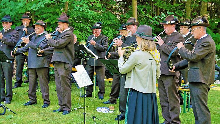 Die Parforcehornbläser unter der Leitung von Veronika Hümpfer und die Jagdhornbläser unter der Leitung von Florian Bauer, beide vom Jägerverein Bad Kissingen, sorgten für die musikalische Umrahmung der Hubertusmesse. Foto: Dieter Britz
