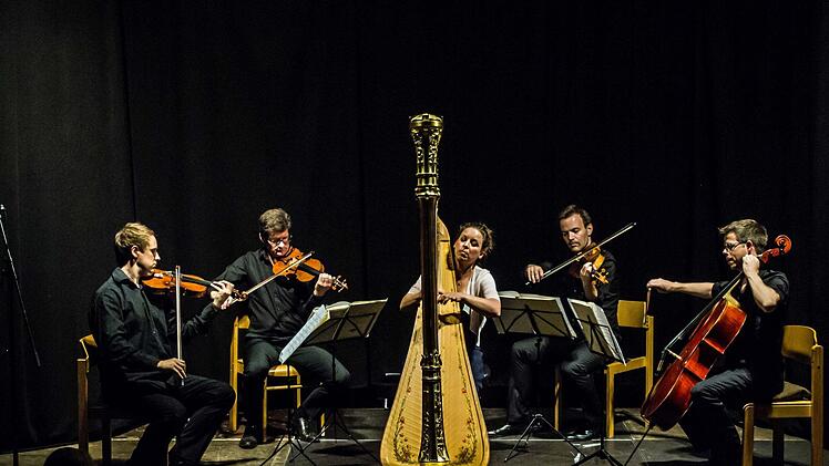 Das Philharmonische Quartett München, die Harfenistin Teresa Zimmermannund Egbert Tholl als Sprecher interpretierten "Die Maske des roten Todes" von Edgar Allen Poe in der Vertonung von André Caplet.Foto: Jochen Berger