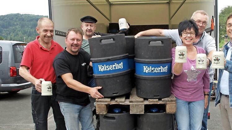 Was ist das Wichtigste beim Bierfest? Das Bier. Und das wird hier verladen von Vorsitzenden und Bürgermeister Jens Korn (r.) und seinem Team (v. l.): Bernhard Hofmann, Uli Kaiser, Wolfgang Köhlmann, Carmen Stöcker und Ralf Leipold. Fotos: Susanne Deuerling