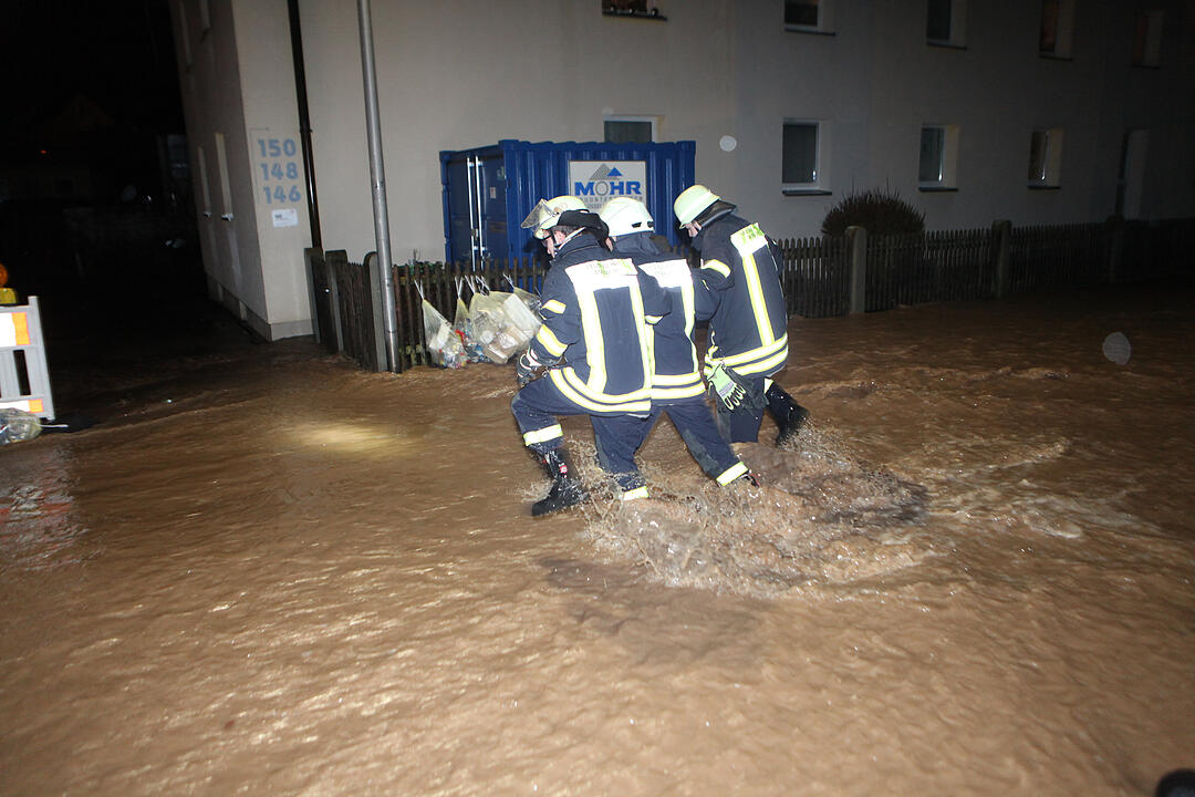 Hochwasser in Franken: In der Nacht zum Freitag kam es in Ansbach zu teils schweren Überschwemmungen