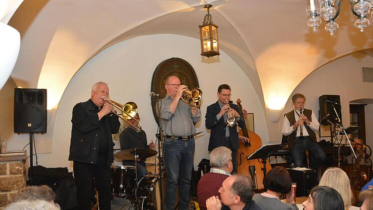Die "flying jazzband" bot bei  "Jazz und Hering"  im Deutschherrn-Keller in Münnerstadt Jazz vom Feinsten. Foto: Björn Hein
