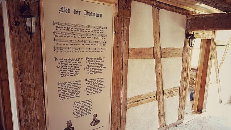 Die Wände im Inneren des Gebäudes geben einen guten Eindruck davon, wie das Ambiente im Haus später sein wird.
