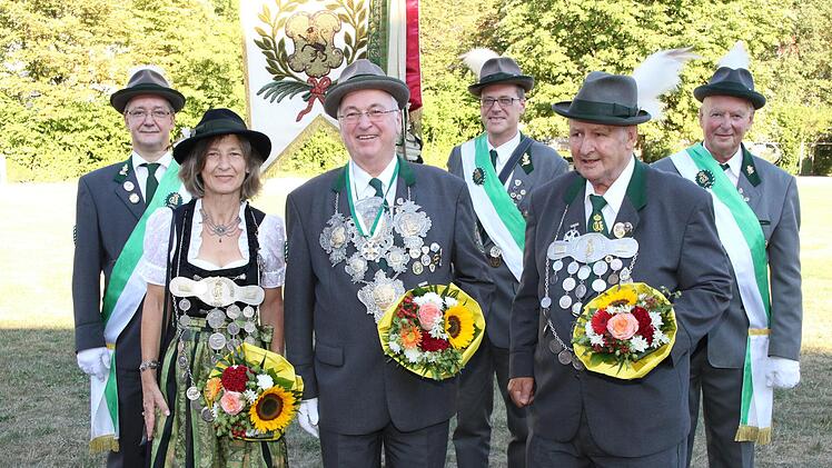 Die neue Regentschaft der Schützengesellschaft Coburg zusammen mit den Fahnenträgern (von links): Roland Eibl, Erste Ritterin Maria Senger, Schützenkönig Rainer Reißenweber, Holger Carl,  Zweiter Ritter Rainer Krummholz und Horst Carl.Wolfgang Desombre