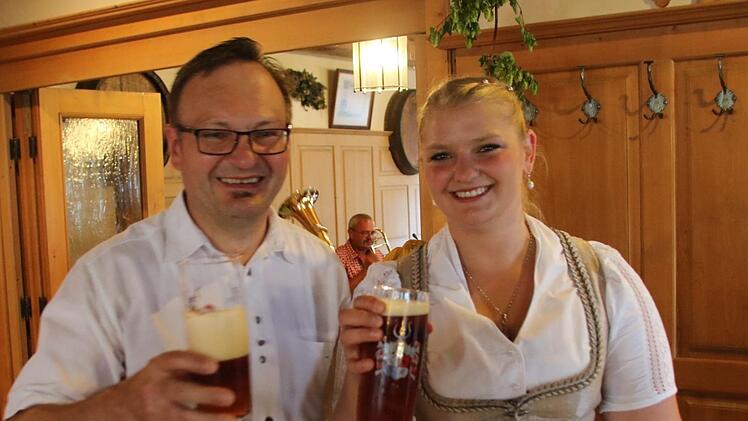 Senior-Braumeister Reinhold Reblitz und Braumeisterin Jana Neubert stoßen mit dem ersten Glas Meisterinnenbier an. Matthias Einwag