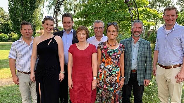 Auf dem Bild der neue Vorstand des Lions-Club Hammelburg-Trimburg-Saaletal stellt sich vor: (von links) Elmar Herterich, Martina Ebner Nicolas Schulthei&szlig;, Manuela Bornkessel, J&uuml;rgen Bornkessel, Dr. Ulrike Scheblein, Peter Brandler und  Martin Wende.  Foto: Nicole Brandler