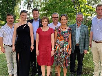 Auf dem Bild der neue Vorstand des Lions-Club Hammelburg-Trimburg-Saaletal stellt sich vor: (von links) Elmar Herterich, Martina Ebner Nicolas Schultheiß, Manuela Bornkessel, Jürgen Bornkessel, Dr. Ulrike Scheblein, Peter Brandler und  Martin Wende.  Foto: Nicole Brandler