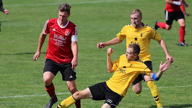Patrick Schm&auml;hling (SC Diebach) wird von Marcel Metz (TSV Wollbach) attackiert. Foto: Sebastian Schmitt
