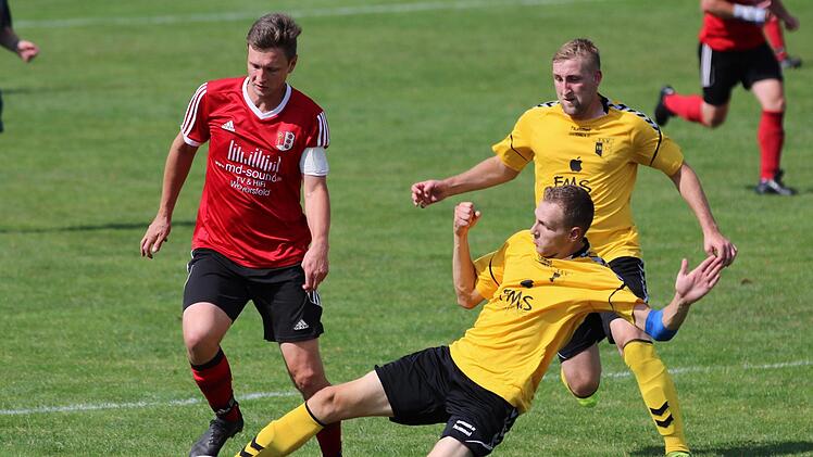 Patrick Schm&auml;hling (SC Diebach) wird von Marcel Metz (TSV Wollbach) attackiert. Foto: Sebastian Schmitt