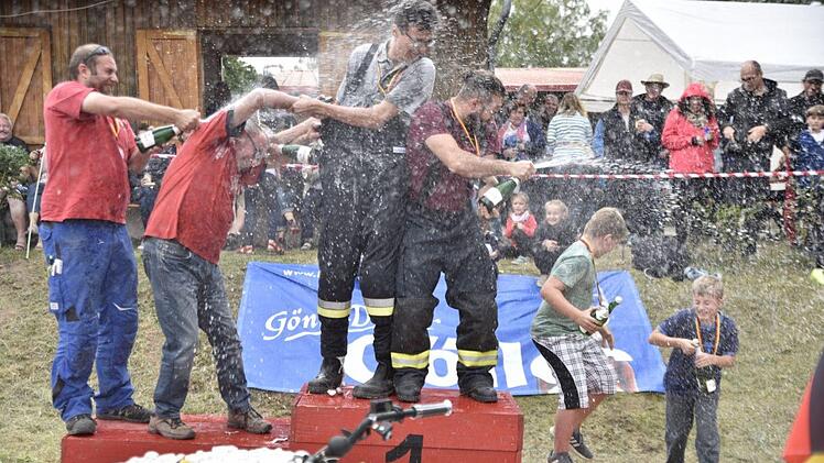 Die obligatorische Champagner-Dusche durften sich die Sieger der Standard-Klasse gefallen lassen: 1. Platz Feuerwehr Wülflingen mit den Piloten Luca Säger und Timo Fuchsberger , 2. Platz  Sven Schuler und Tilo Koch aus Schweinfurt/Hambach ("Bad-Mobil"), 3. Platz "Silberflitzer" mit Bastian und Noah Hetterich aus Krum.