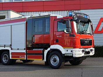 Ein Team der Oberleichtersbacher Feuerwehr hat das neue LF 20 abgeholt und sich in die Technik einweisen lassen. Foto: Sven Lemmermann