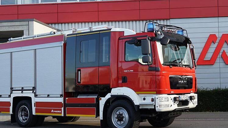 Ein Team der Oberleichtersbacher Feuerwehr hat das neue LF 20 abgeholt und sich in die Technik einweisen lassen. Foto: Sven Lemmermann