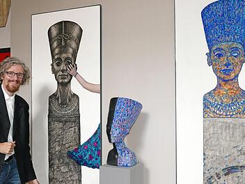 Nach einem "blind date" mit der Original-Nofretete schuf Manfred Scharpf das Diptychon "Nefertiti - die Schöne". Im Bild Museumschef Holger Kempkens Foto: Marion Krüger-Hundrup