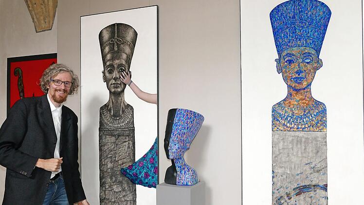 Nach einem "blind date" mit der Original-Nofretete schuf Manfred Scharpf das Diptychon "Nefertiti - die Schöne". Im Bild Museumschef Holger Kempkens Foto: Marion Krüger-Hundrup