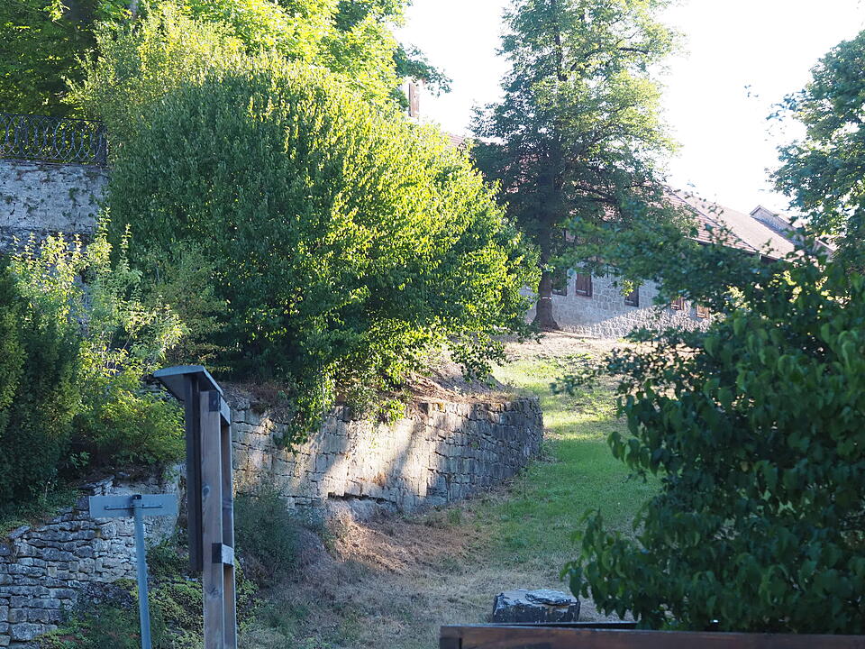Das verlassene Dorf Bonnland darf bei einer Wanderung durch den Truppenübungsplatz Hammelburg nicht fehlen. Foto: Jürgen Schmitt