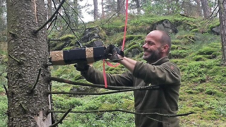 Ranger Jan van der Sant h&auml;ngt einen Spurtunnel auf.