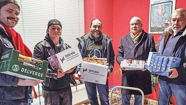 Unser Bild zeigt (von links): Matthias V&ouml;lkel (Unterbezirksvorstand der Jusos Kulmbach&ndash;Lichtenfels), den Juso-Kreisvorsitzenden Tim Bl&uuml;chel, Max Haueis (stellvertretender Juso-Kreisvorstand Kulmbach-Lichtenfels), den Tafel-Kassier Richard von Schk...
