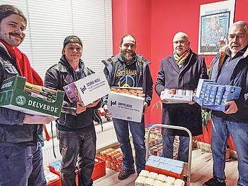 Unser Bild zeigt (von links): Matthias Völkel (Unterbezirksvorstand der Jusos Kulmbach–Lichtenfels), den Juso-Kreisvorsitzenden Tim Blüchel, Max Haueis (stellvertretender Juso-Kreisvorstand Kulmbach-Lichtenfels), den Tafel-Kassier Richard von Schk...