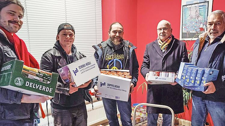 Unser Bild zeigt (von links): Matthias Völkel (Unterbezirksvorstand der Jusos Kulmbach–Lichtenfels), den Juso-Kreisvorsitzenden Tim Blüchel, Max Haueis (stellvertretender Juso-Kreisvorstand Kulmbach-Lichtenfels), den Tafel-Kassier Richard von Schk...